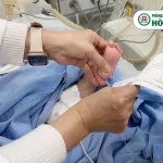 Взять кровь из пятки новорожденного.