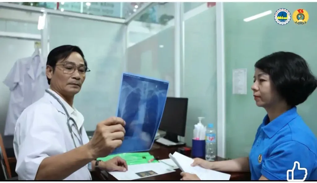Bác sĩ Hảo xem ảnh chụp X Quang của khách
