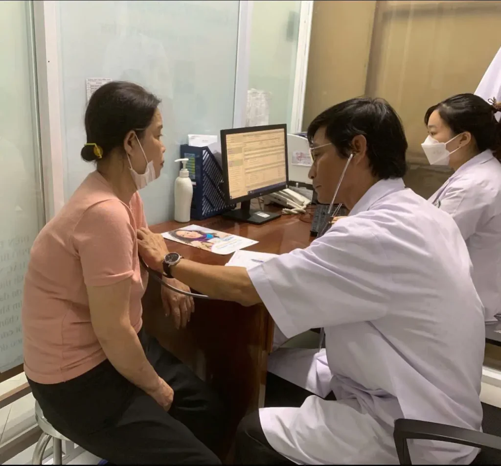 Bác sĩ Hảo khám bệnh lão khoa