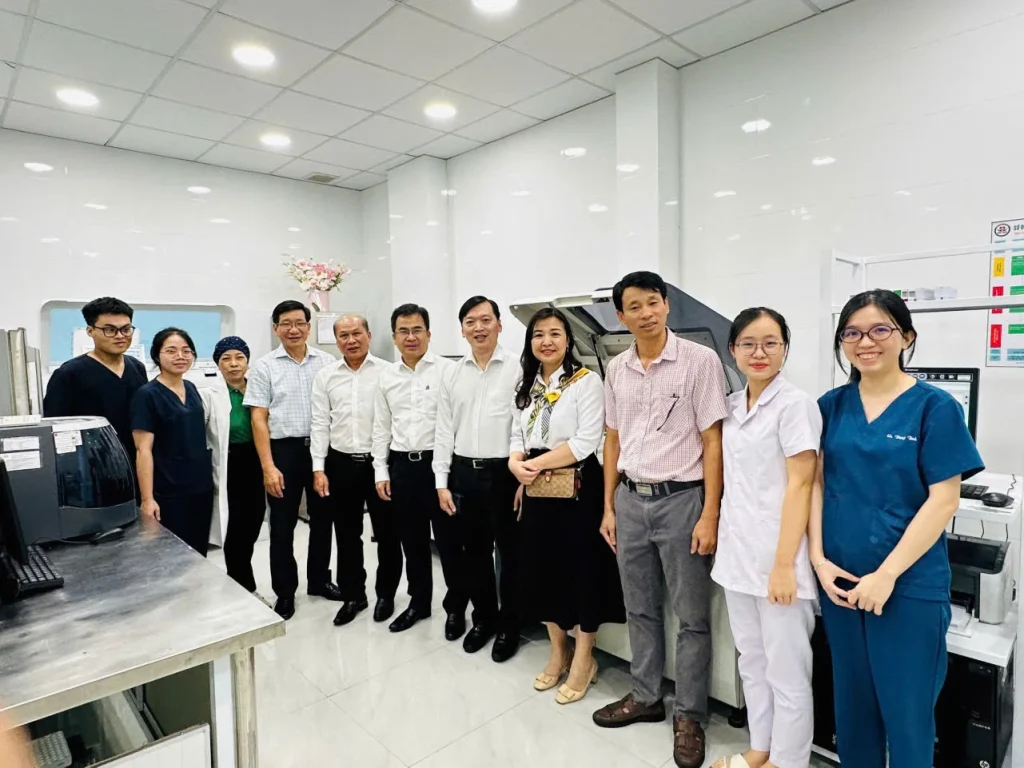 Ảnh lưu niệm tại Phòng huyết học vi sinh