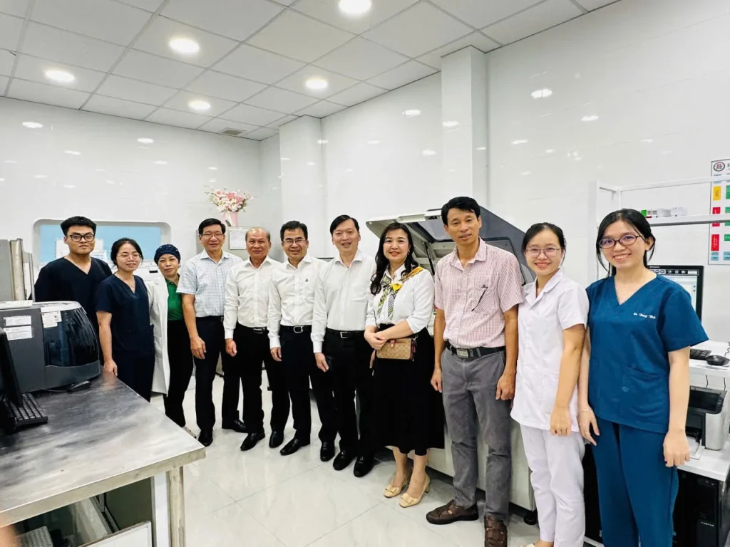 Chụp ảnh kỷ niệm cùng Bộ phận Xét nghiệm