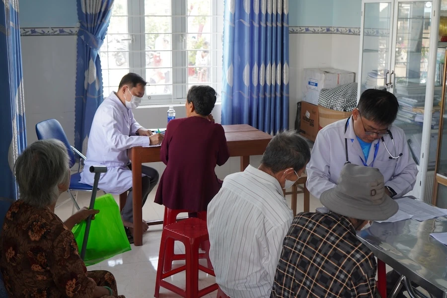 Chung Sức Hành Động – Vì Sức Khoẻ Cộng Đồng: Gần 700 Người Dân Tuy Phước Tây Được Khám Bệnh, Cấp Thuốc Miễn Phí