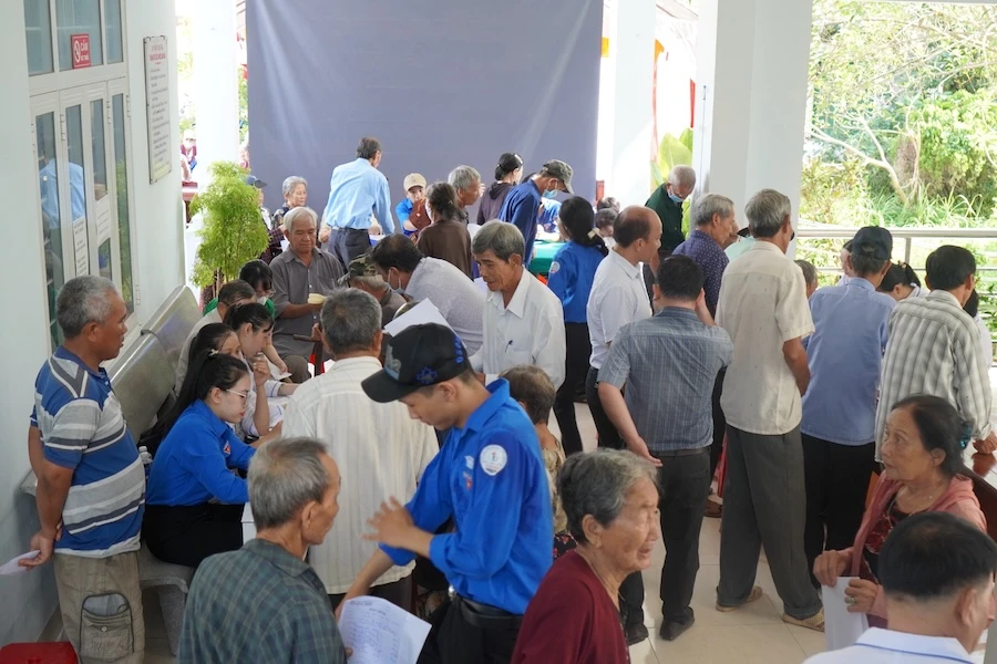 Chung Sức Hành Động – Vì Sức Khoẻ Cộng Đồng: Gần 700 Người Dân Tuy Phước Tây Được Khám Bệnh, Cấp Thuốc Miễn Phí