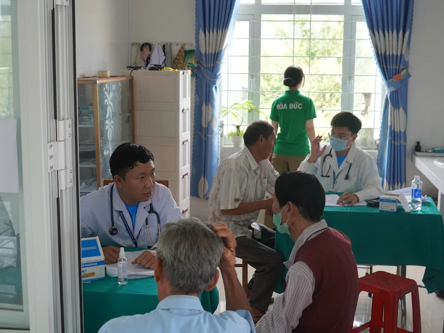 Chung Sức Hành Động – Vì Sức Khoẻ Cộng Đồng: Gần 700 Người Dân Tuy Phước Tây Được Khám Bệnh, Cấp Thuốc Miễn Phí